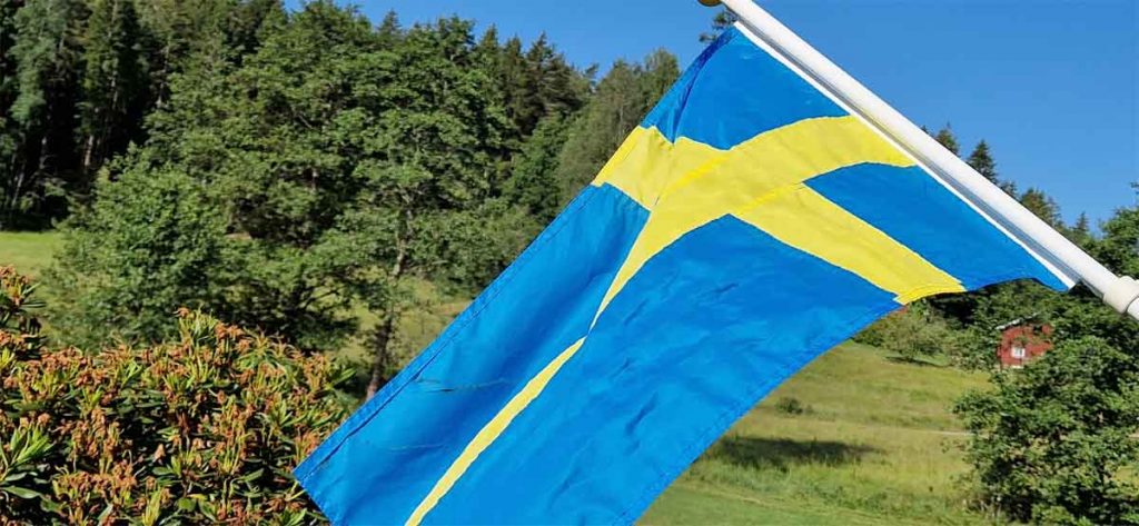 En svensk flagga en sommardag