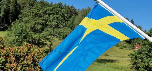 En svensk flagga en sommardag