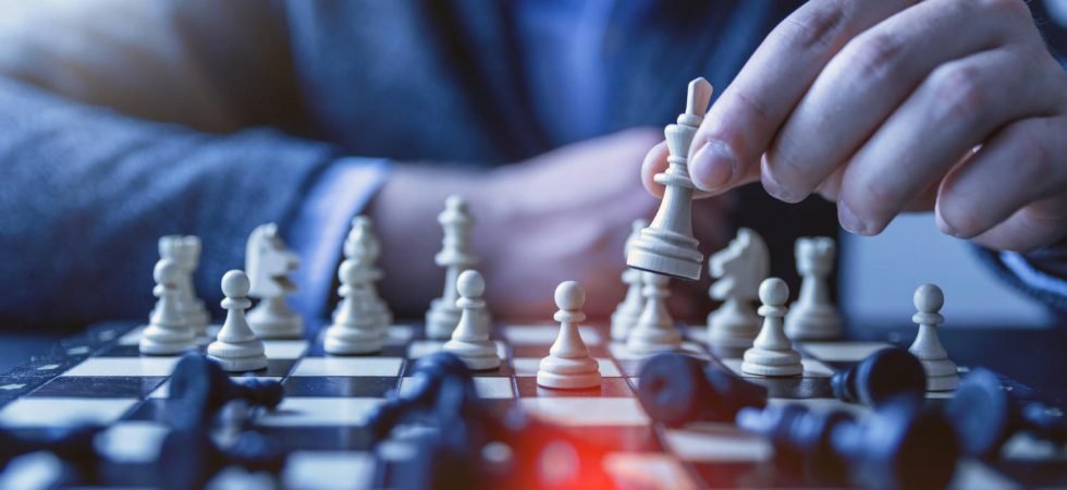 Företagare som arbetar vid laptop och reflekterar över planering och struktur i sitt företagande.